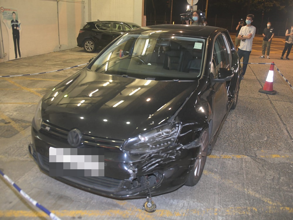 吳男座駕車門被撞甩。