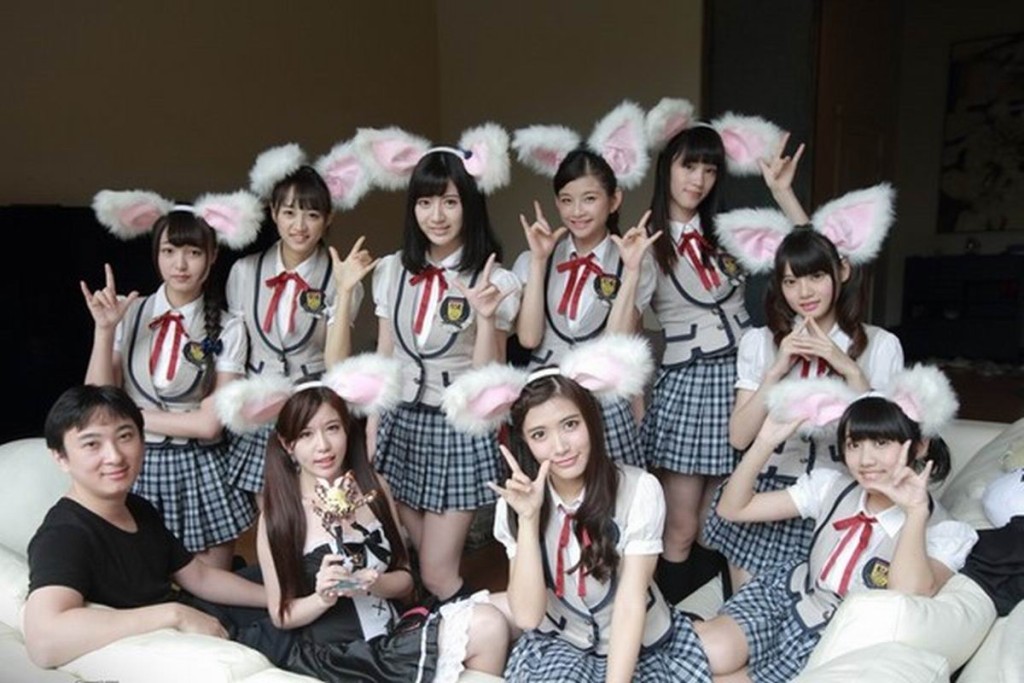 2015年7月，王思聰曾邀請日本人氣組合AKB48的海外姊妹團SNH48中9位成員到家中作客。