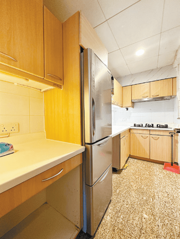 长形厨房空间阔落，厨柜及基本炉具齐备。