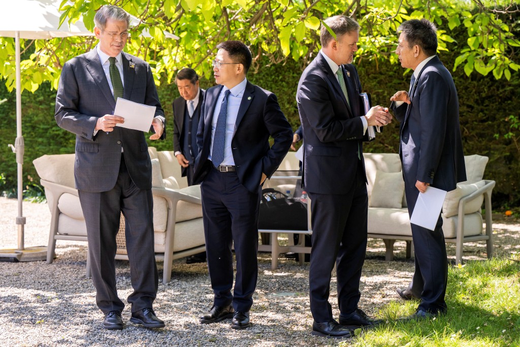 美中兩國本月11日在瑞士日內瓦舉行雙邊會談，貝森特（左一）、貿易代表格里爾（右二）與中國財政部副部長廖岷（左二）及中國副總理何立峰交談。路透社