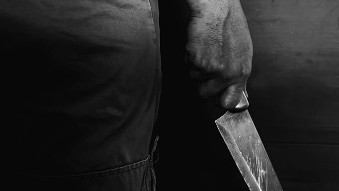 美國男子疑因吸毒過量，狂插自己多刀並割下生殖器失血亡。 iStock示意圖