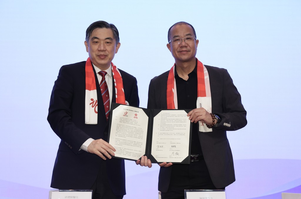 中國香港傷殘人士體育協會執行委員會主席梁禮賢與香港中國旅行社總經理陳瑞東簽訂合作備忘錄。 