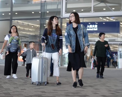 旅客連日逼爆東涌。資料圖片