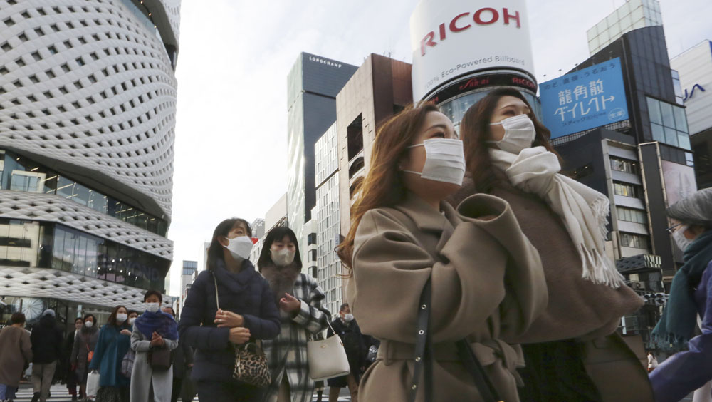 日本單日增逾6萬確診。AP圖片