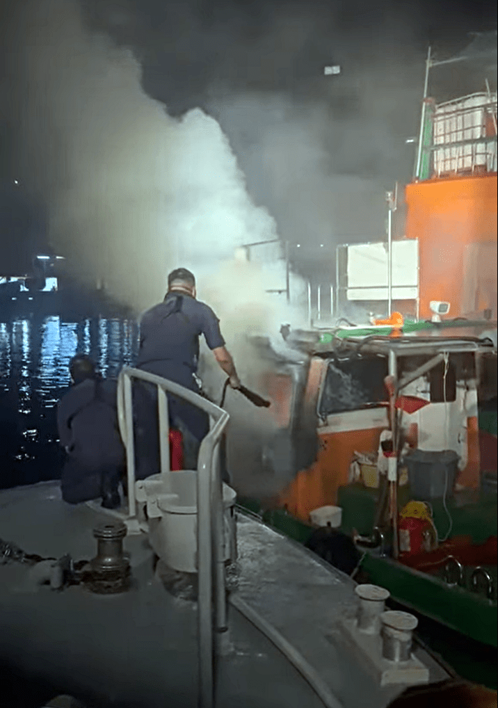 一艘垃圾收集船起火。fb：Hong Kong Marine Police