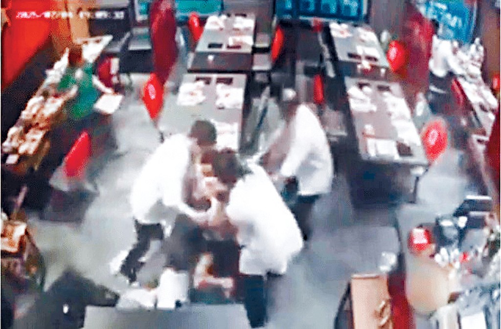 火鍋店閉路電視拍下事發一刻,在混亂期間數名職員上前制止。