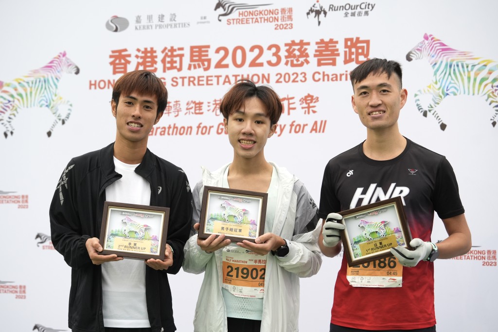 男子半馬得獎合照（左起）：季軍霍睿恒、冠軍劉俊偉、 亞軍李盛。（劉駿軒攝）