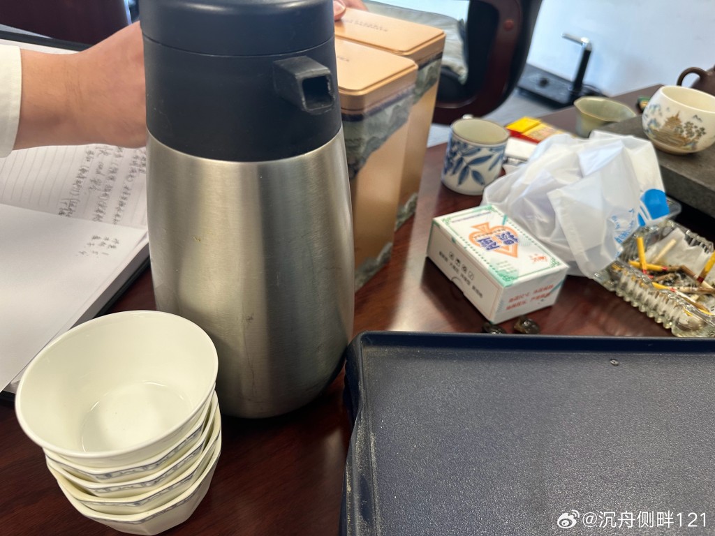 南航空警遭妻65頁PPT舉報機艙「零元購」,盜取大量水壺、刀叉、紅酒及毛巾等公物。微博 南航空警遭妻65頁PPT舉報機艙「零元購」,盜取大量水壺、刀叉、紅酒及毛巾等公物。微博