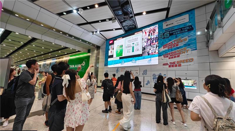 港鐵在香港、銅鑼灣、尖沙咀及金鐘站引入大型直播互動及AI 遊戲廣告，為乘客帶來更有趣豐富的乘車體驗。