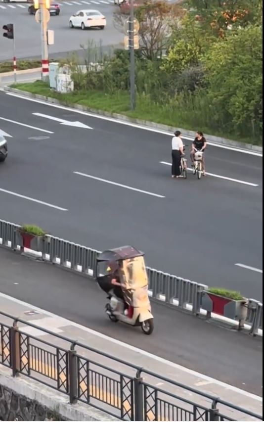 內地兩名大媽站在行車道吹水，玩命行徑惹來網民惡評。微博