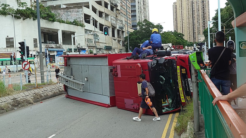 多名消防員受傷。fb:車cam L(香港群組) 多名消防員受傷。fb:車cam L(香港群組)