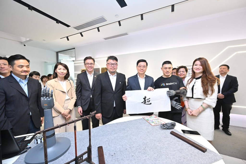義肢人士可自由寫書法。