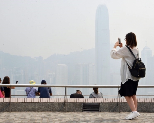 環保署呼籲,盡量減少戶外體力消耗,以及在戶外逗留的時間,特別在交通繁忙地方。資料圖片