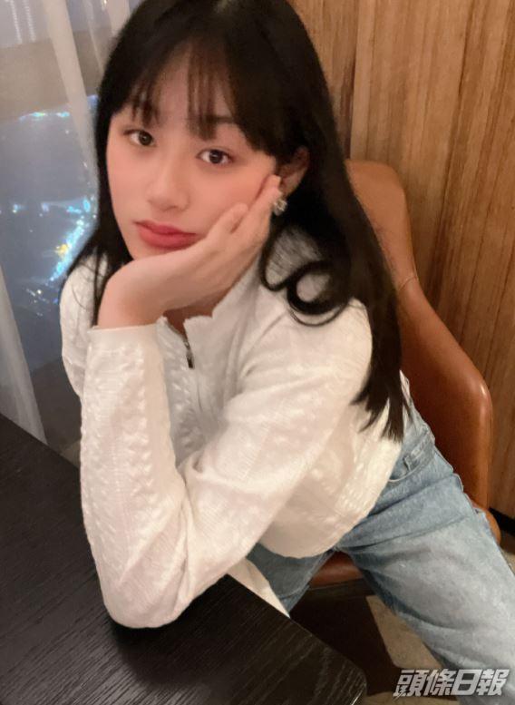 女兒吳熙兒好早熟，樣子似足爸爸。