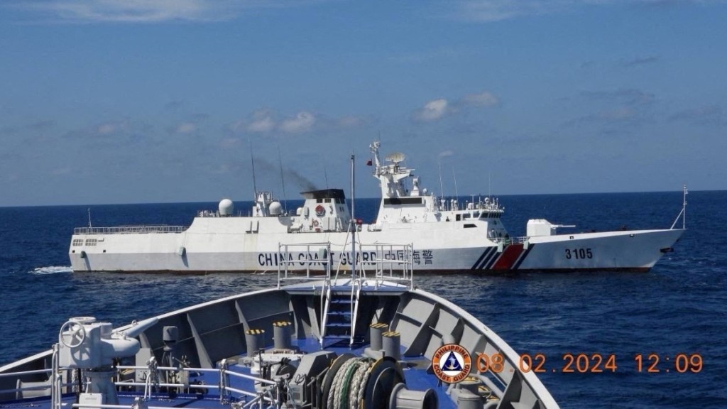 菲律賓艦艇早前闖黃岩島，中國海警船驅離。(路透社)