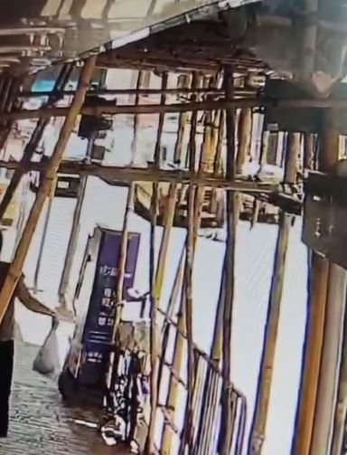 水務署車輛駛至停下。fb馬路的事討論區 