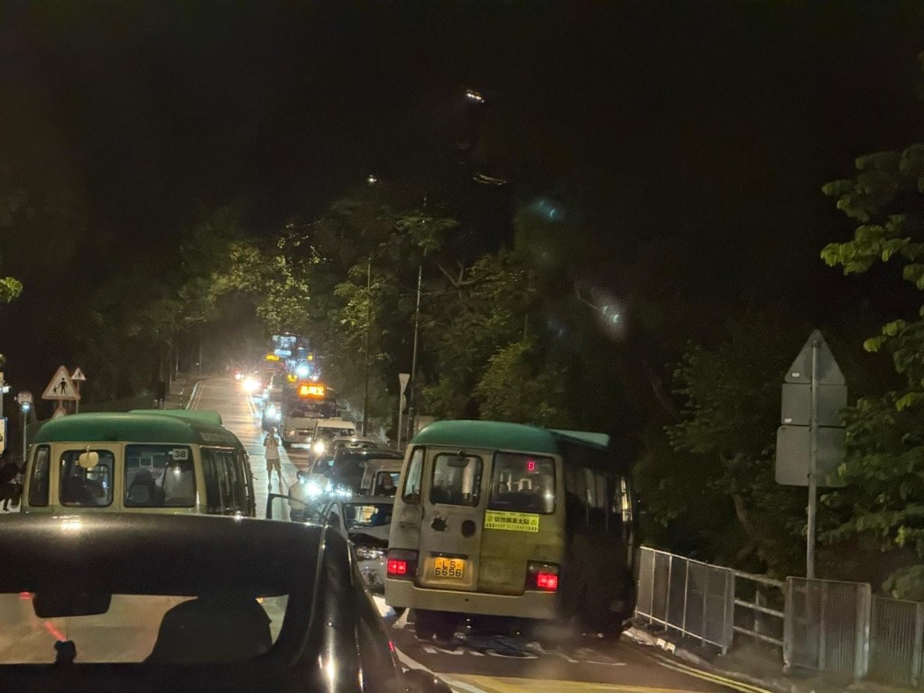 西貢公路發生3車相撞,涉及兩輛專線小巴及一輛私家車。網上圖片 西貢公路發生3車相撞,涉及兩輛專線小巴及一輛私家車。網上圖片