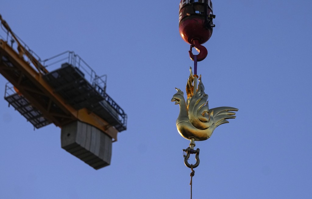 公雞風向標由吊車送往巴黎聖母院的塔尖。美聯社