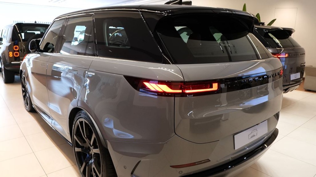 Range Rover Sport P635 SV Edition Two首批限定版售價HK$3,538,000起，圖中全港唯一現貨展示車連額外配件落地價為HK$3,788,000起。