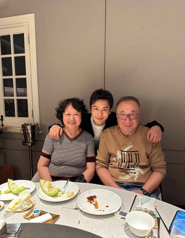 黃曉明鮮有在社交網貼父親的照片，去年他在微博晒一家三口的合照，為爸爸慶生。