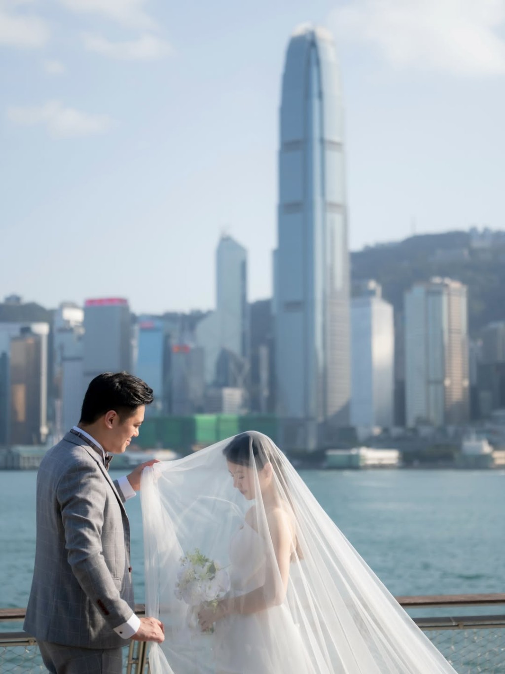 另一輯婚照以維多利亞港景色為背景。 另一輯婚照以維多利亞港景色為背景。
