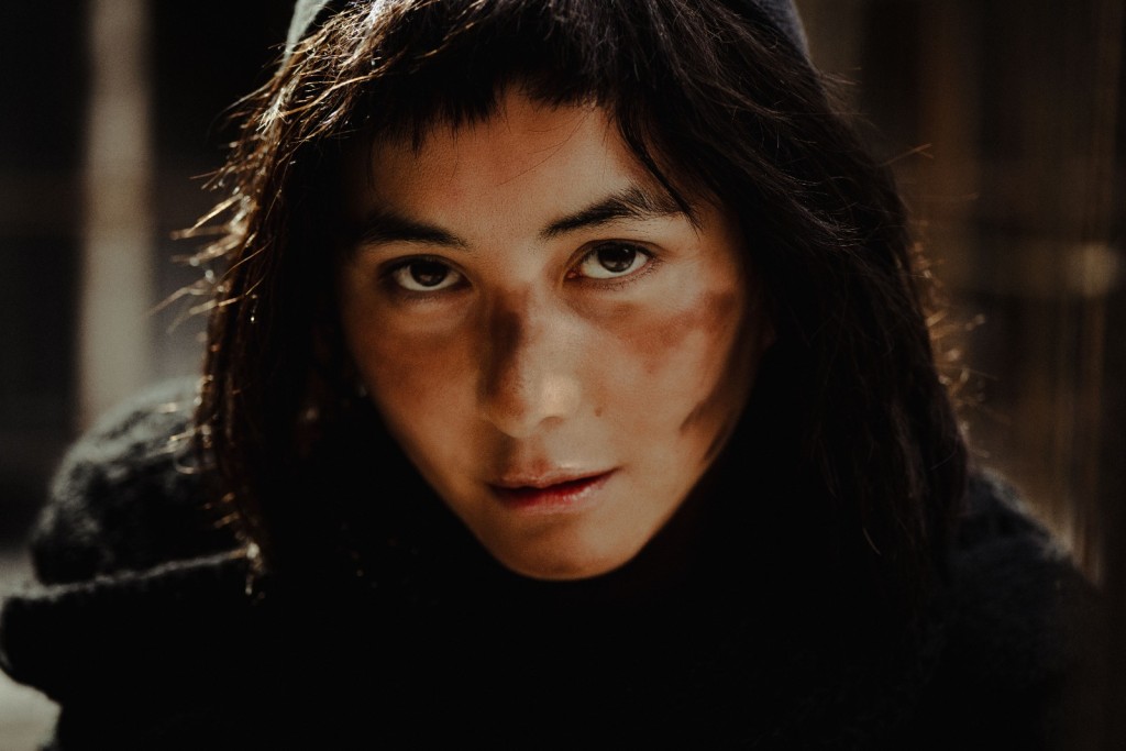 《拾荒法師》早前在韓國富川影展全球首映時反應熱烈，不少亞洲影迷專程遠赴韓國購票支持，當地媒體盛讚何超演技細膩。