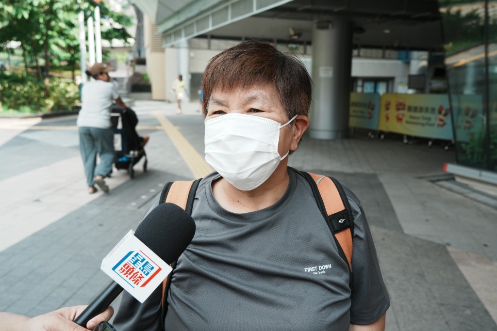 鍾女士有游泳習慣,冬天都會游。 鍾女士有游泳習慣,冬天都會游。
