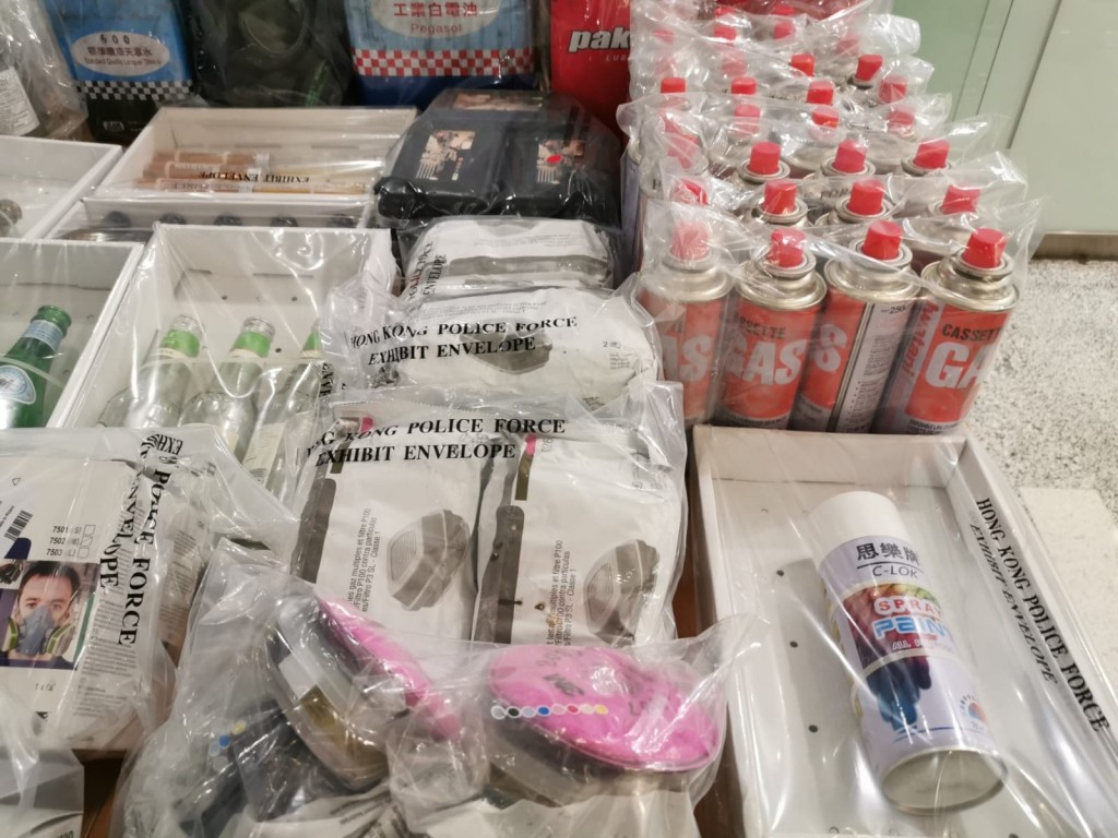 警方檢獲大批示威裝備及易燃物品。