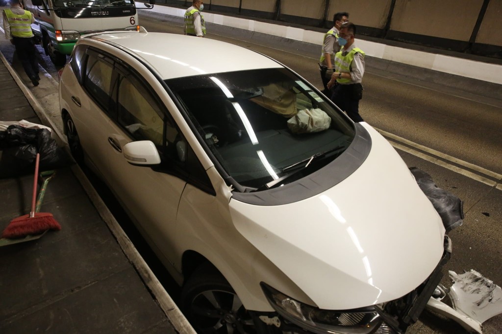 白色私家車司機送院後證實死亡。