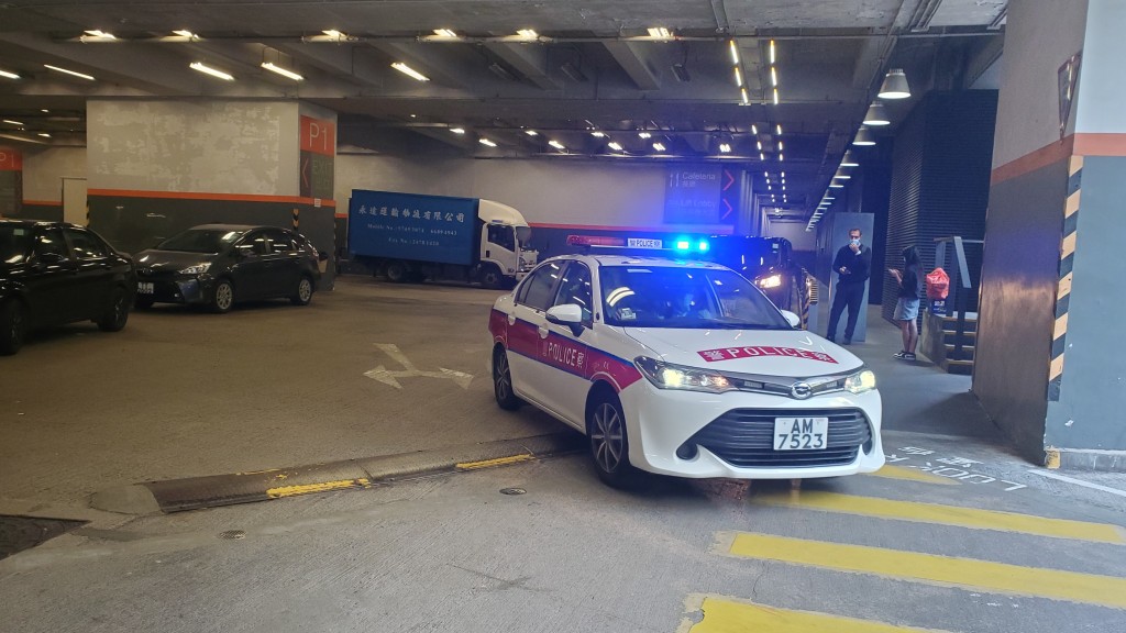 運輸公司遭偷手機偷車雙重損失,警員到場調查。徐裕民攝