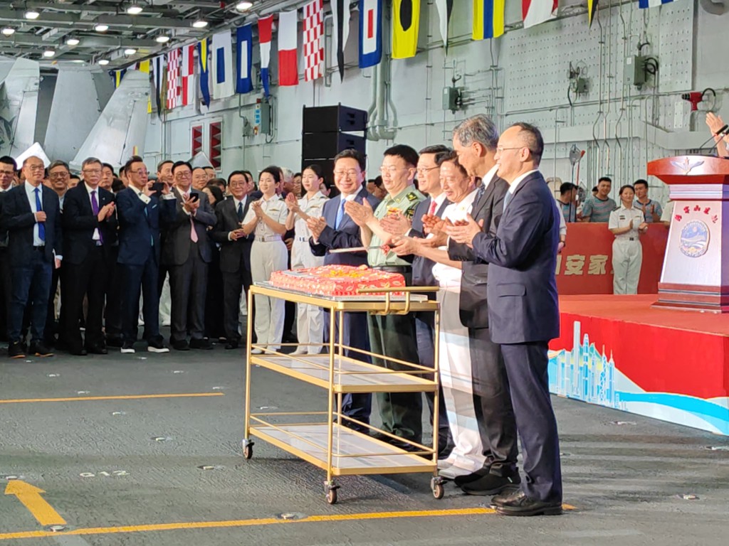 行政長官李家超(左三)和全國政協副主席梁振英(右二)出席山東艦上的甲板招待會。陳勇提供圖片 行政長官李家超(左三)和全國政協副主席梁振英(右二)出席山東艦上的甲板招待會。陳勇提供圖片