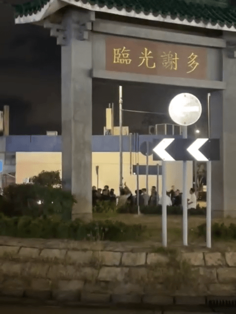 现场为流浮山村回旋处牌坊。FB:Kwan Wan Cheung Captain@香港突发事故报料区及讨论区 现场为流浮山村回旋处牌坊。FB:Kwan Wan Cheung Captain@香港突发事故报料区及讨论区