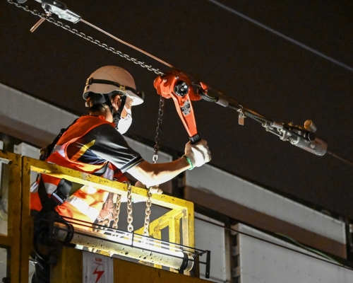 今日主要為往旺角東方向的架空電纜安裝相關設備。港鐵提供