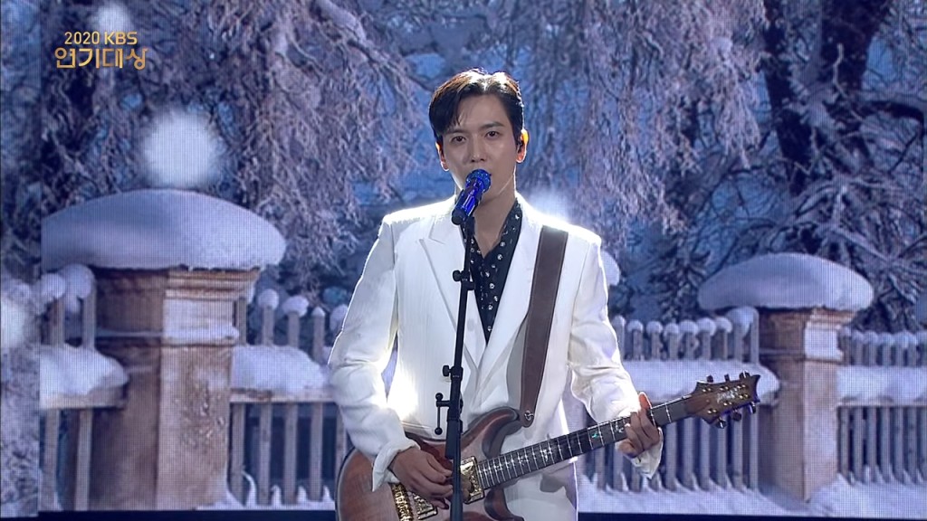 精通樂器的容和是CNBLUE主唱、結他手及隊長。