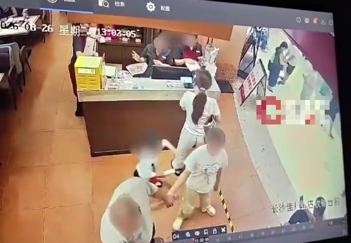 男童疑有拨开人群冲出门店的动作。