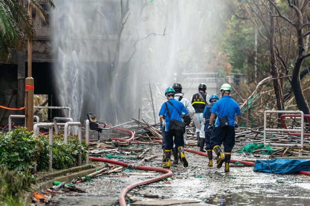 災難遇害者辨認組（DVIU）、鑑證科、機動部隊和各總區刑事部人員今日進入火場進行善後工作。香港警察fb圖片