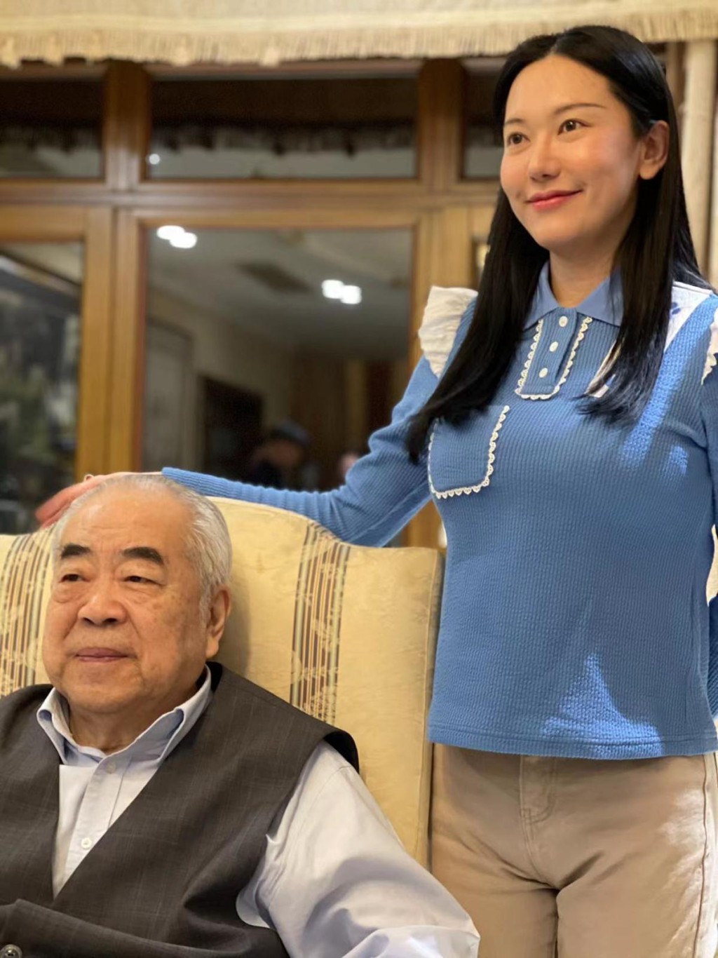 86歲著名書畫家范曾與新任妻子合照。