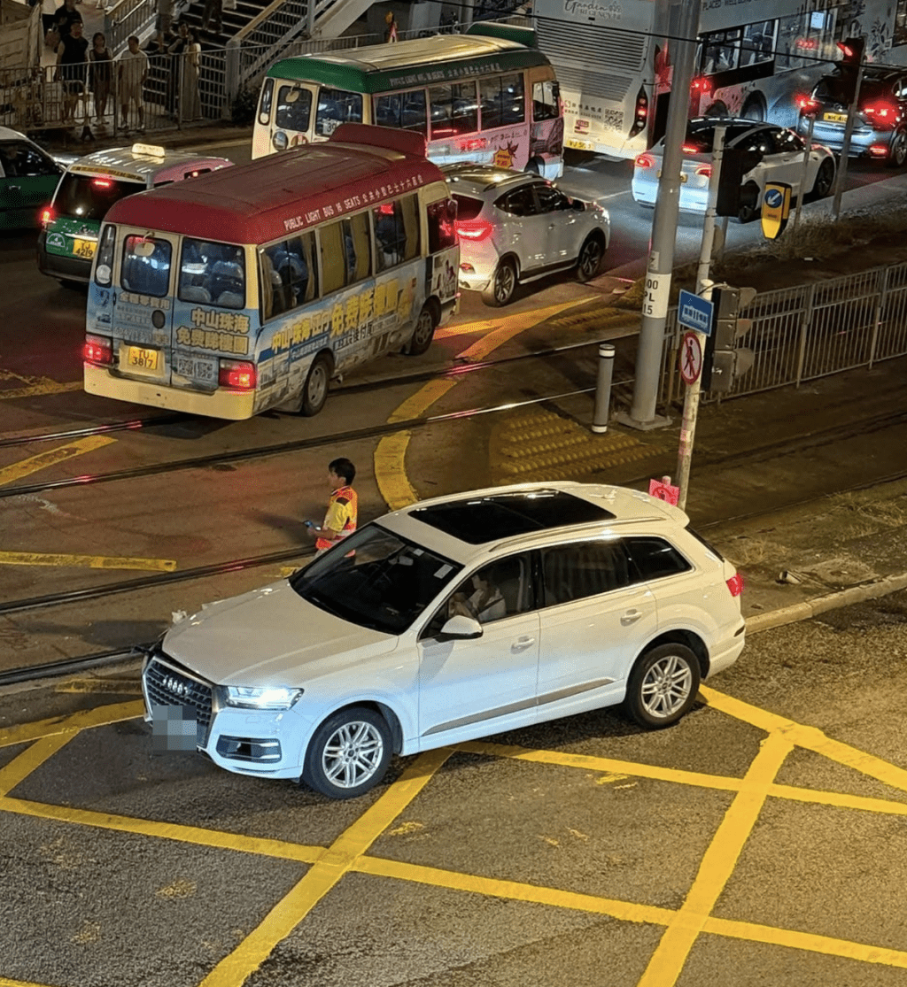 網上流傳的現場圖片顯示,白色七人私家車事後橫停在黃色方格路口。Threads@tszyu852 網上流傳的現場圖片顯示,白色七人私家車事後橫停在黃色方格路口。Threads@tszyu852