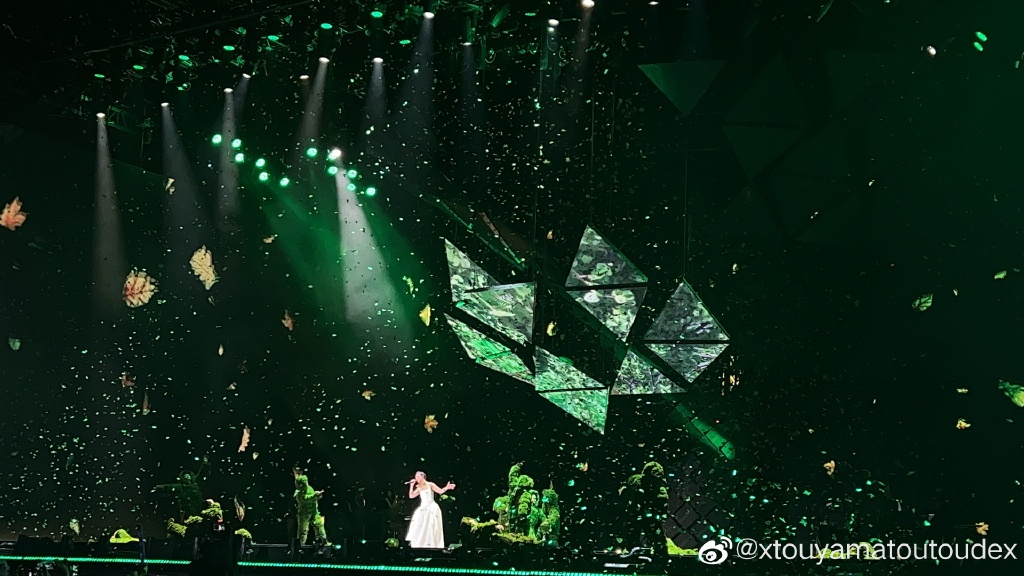 杨千嬅以绿色作为这幕主题。