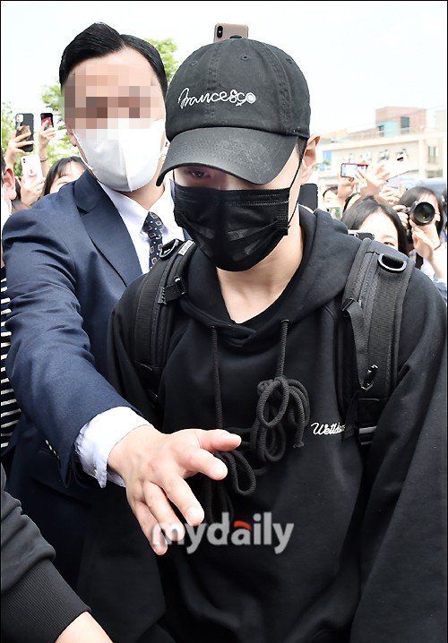 泰民沒有公開入伍時間及地點,但仍有大批Fans收到風到場守候。(mydaily圖片)