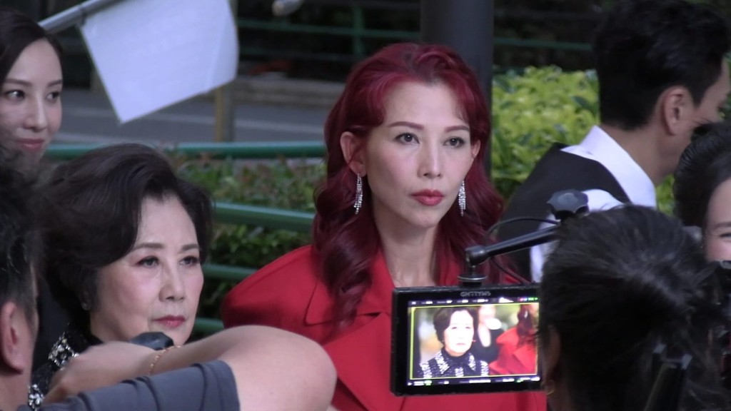 汪明荃、蔡少芬拍攝一場見記者場面。 汪明荃、蔡少芬拍攝一場見記者場面。