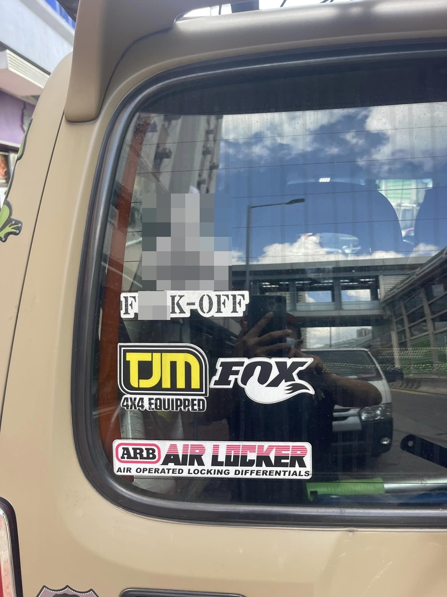 樓主控訴前車的車尾玻璃上貼有一張極為不雅的粗口貼紙。車cam L（香港群組）FB圖片