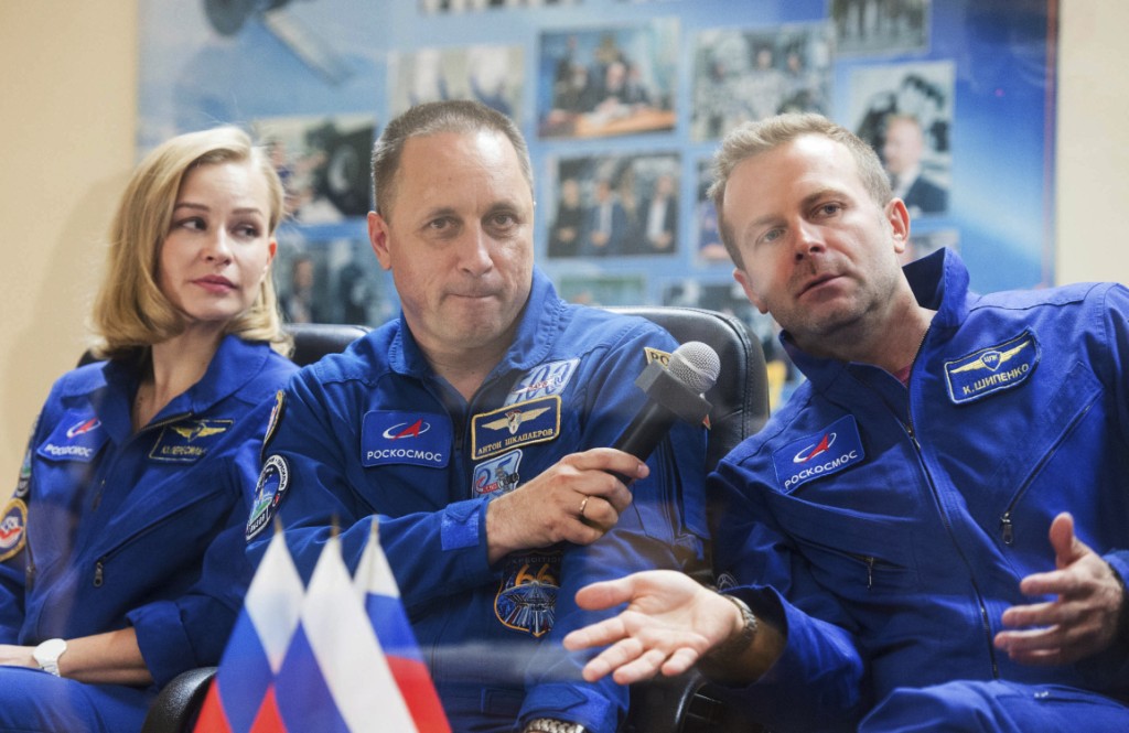 太空人什卡普列羅夫（右） 帶領導演克利姆希彭科（中），以及演員尤利婭佩列西爾德（左）上太空。AP圖片