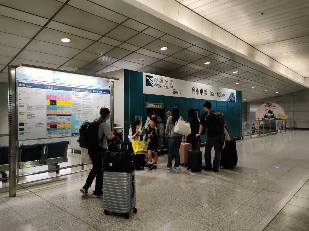 乘客可在香港站、九龍站及青衣站上車直達機場。