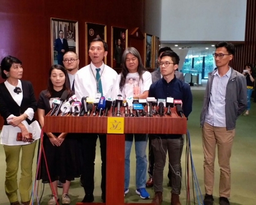 4名立法會議員包括劉小麗(前排左二起)、姚松炎、梁國雄及羅冠聰宣誓覆核案明日(周五)宣判。