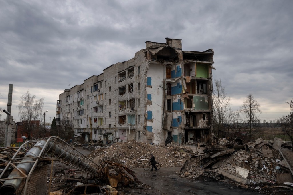 多個城鎮被俄軍炮轟建築物被破壞。AP