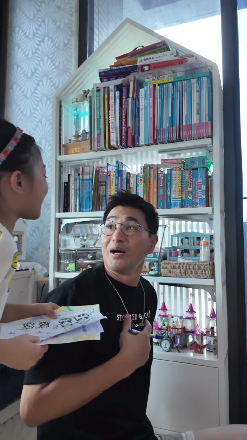 从IG发布的影片所见，陈展鹏正认真为女儿整理书柜，从后弹出的小猪比更令他吓一跳。