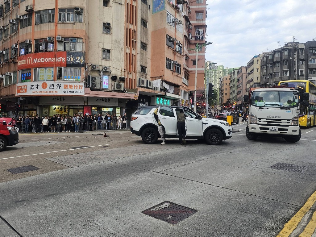 一輛私家車與兩輛的士於牛頭角道及康寧路交界發生相撞。網上圖片 一輛私家車與兩輛的士於牛頭角道及康寧路交界發生相撞。網上圖片
