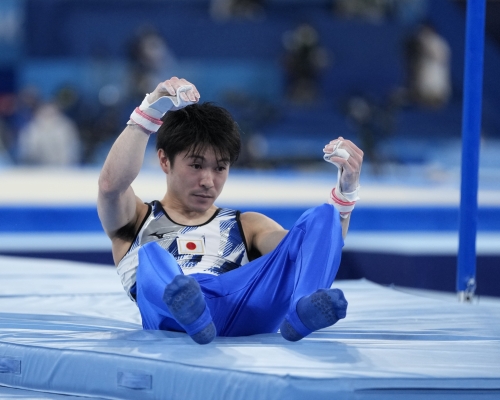 內村航平於單槓資格賽失手，黯然結束奧運生涯。AP