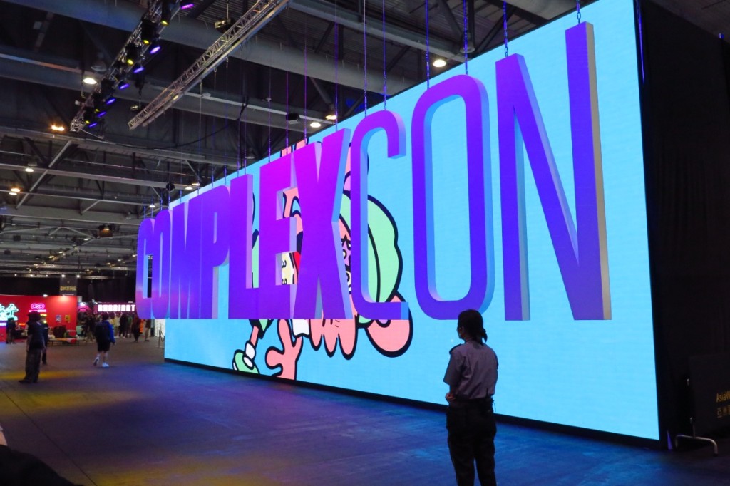 LED wall会播放Verdy设计的Visual Art，加埋ComplexCon大Logo，打卡劲正！